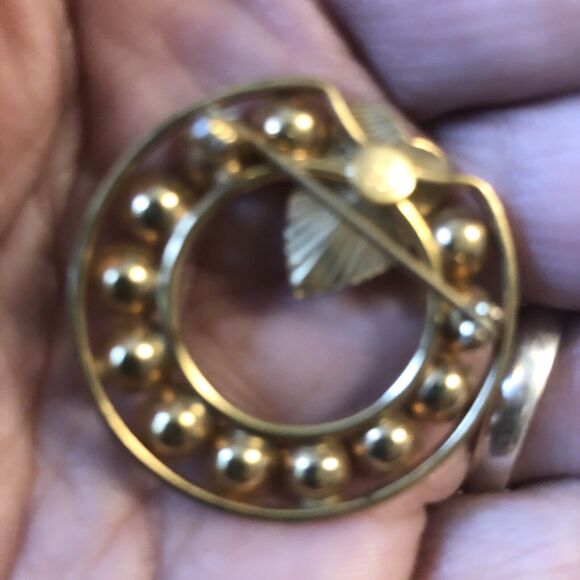 Vintage Wreath 12K GOLD FILLED BROOCH PIN WITH MULTI COLOR CRYSTALS  - - Picture 5 of 7